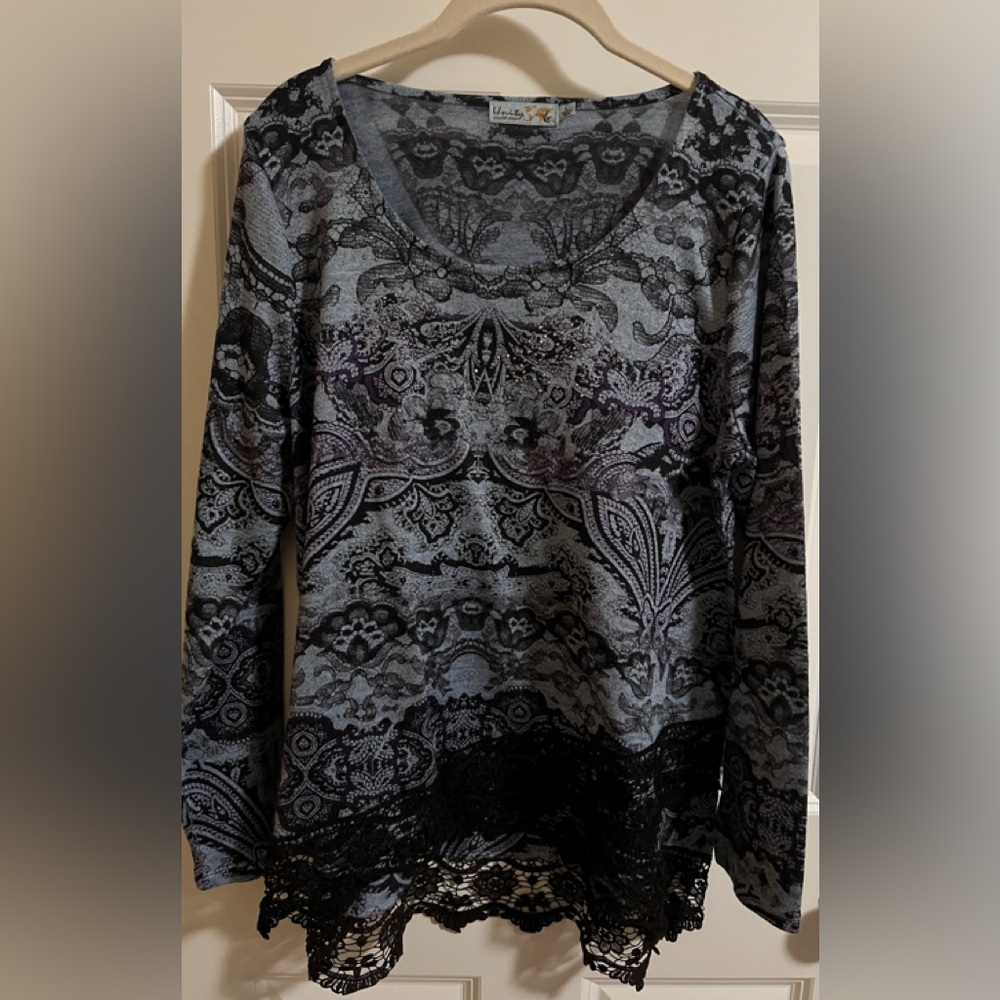 EUC Unity world wear h-low top with lace detail. Size L